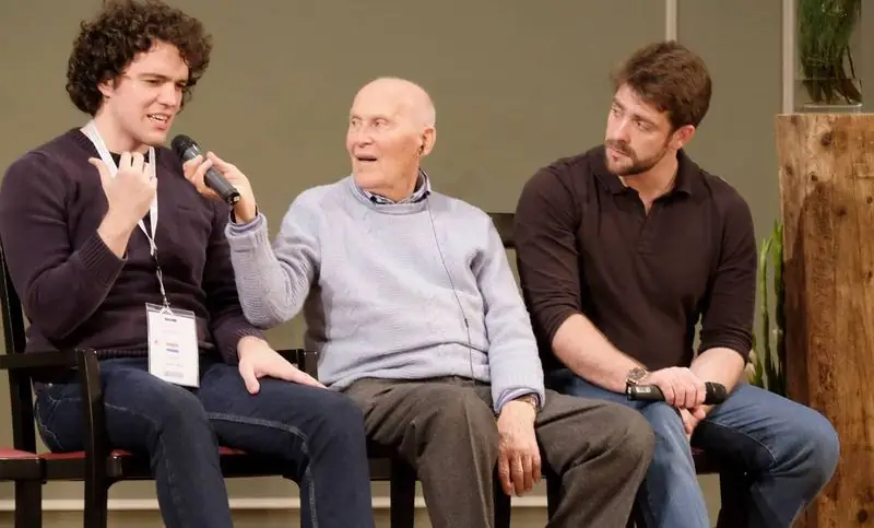 Matthias e Bert Hellinger no palco de um evento