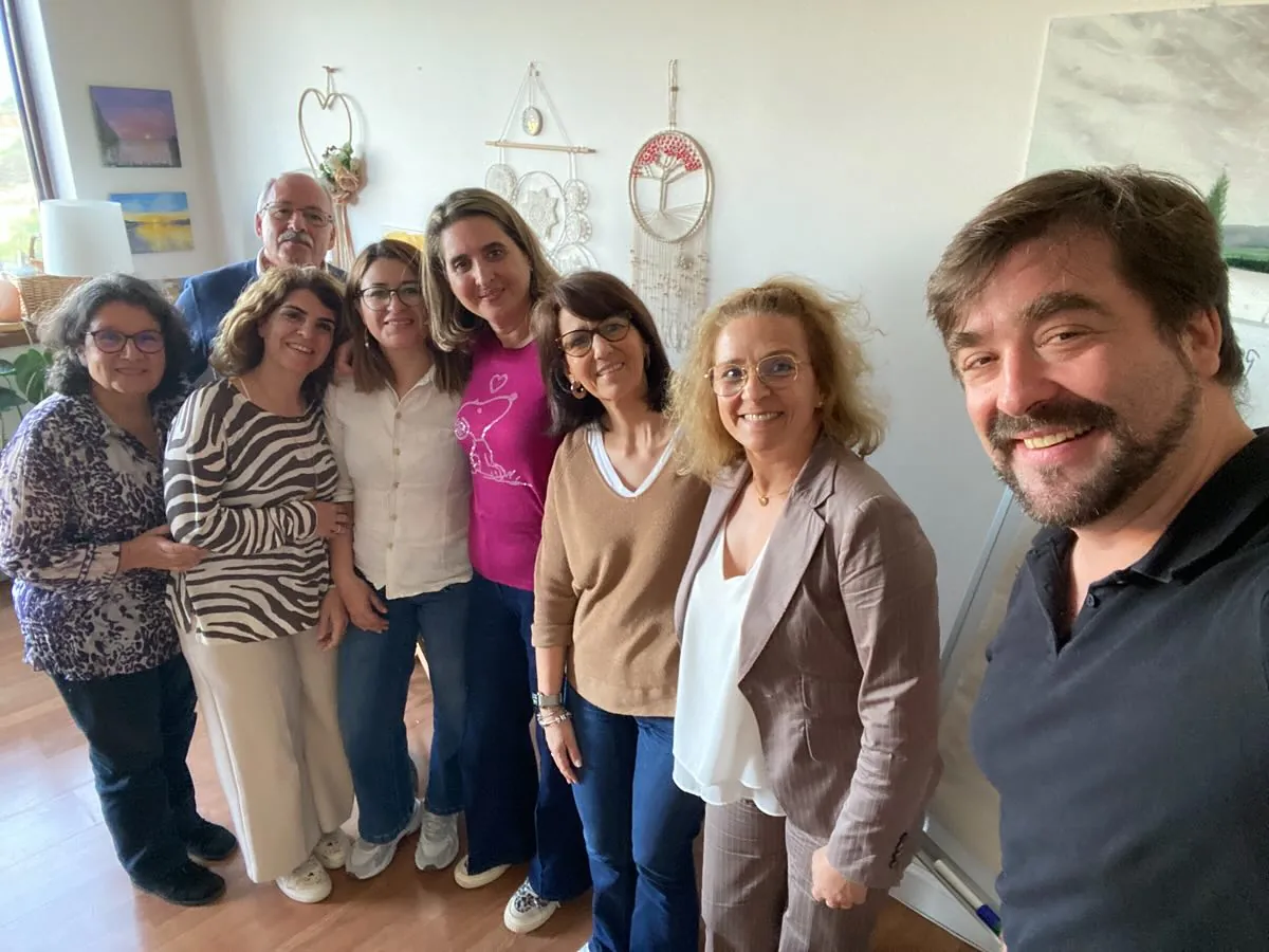 Matthias com participantes de um curso em grupo