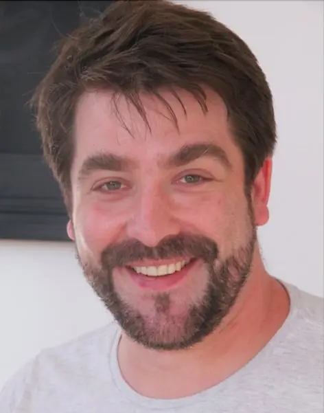 Retrato de Matthias Bronk sorrindo