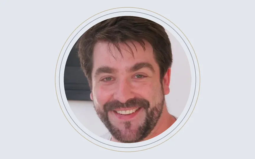 Retrato de Matthias Bronk sorrindo