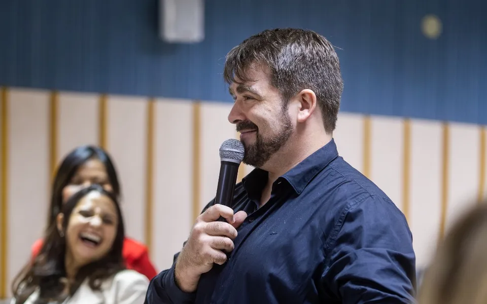 Matthias durante uma palestra