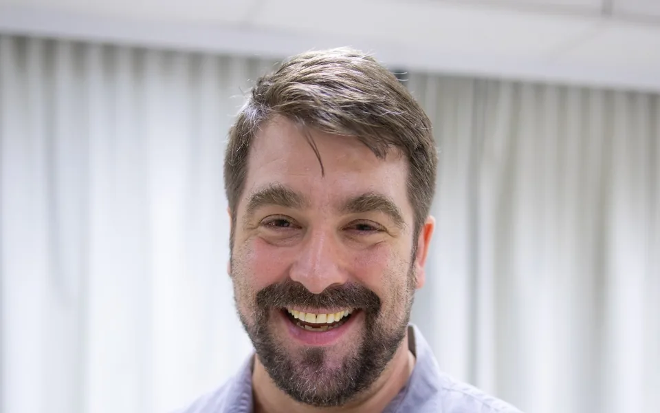 Retrato de Matthias Bronk sorrindo